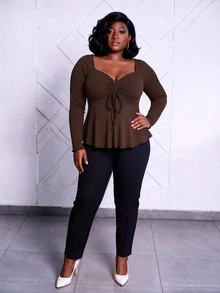 CurvyTilda تي شيرت رقبة على شكل قلب بسحاب أمامي، طويل الأكمام مطاطي متموج، مقاس كبير - قهوة بني - مشاهدة 1