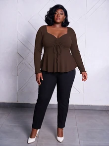 CurvyTilda تي شيرت رقبة على شكل قلب بسحاب أمامي، طويل الأكمام مطاطي متموج، مقاس كبير - قهوة بني - مشاهدة 3