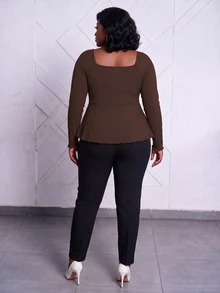 CurvyTilda تي شيرت رقبة على شكل قلب بسحاب أمامي، طويل الأكمام مطاطي متموج، مقاس كبير - قهوة بني - مشاهدة 2
