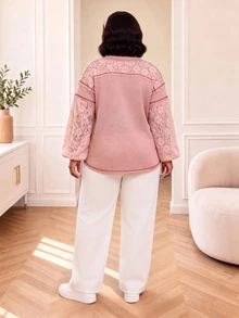 CurvyTilda بلوزة رياضية طويلة الأكمام للنساء بمقاسات كبيرة، بياقة على شكل حرف V، مع رقعات من الدانتيل، كاجوال للاستخدام اليومي، للخريف - وردي - مشاهدة 2