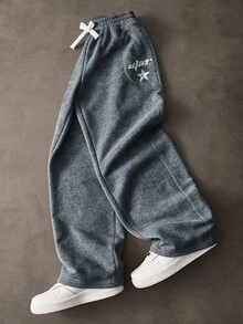 SHEIN Celana Jogging Anak Laki-Laki Remaja Kasual, Serbaguna, Nyaman, Warna Abu-abu, Efek Lusuh, Motif Cetak, Potongan Lurus, Potongan Longgar, Cocok untuk Kembali ke Sekolah, Pesta Ulang Tahun, Acara Malam Hari, Pertunjukan, Pernikahan, Pembaptisan, Upacara Pembukaan, dan Acara Lainnya, Nyaman untuk Dipakai Sehari-hari, Cocok untuk Sekolah, Perjalanan, Olahraga, dan Semua Musim - Grey - View 6