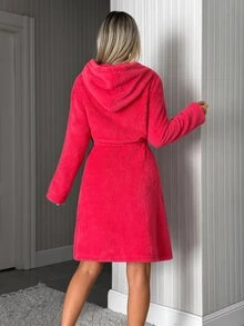 SHEIN Cottnline رداء منزلي نسائي أحمر فروي مع تطريز تفاصيل الحب، أكمام طويلة، دافئ ومريح مع حزام - الأحمر - مشاهدة 2