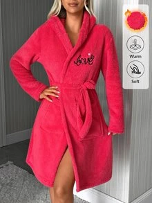 SHEIN Cottnline رداء منزلي نسائي أحمر فروي مع تطريز تفاصيل الحب، أكمام طويلة، دافئ ومريح مع حزام - الأحمر - مشاهدة 4