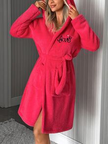 SHEIN Cottnline رداء منزلي نسائي أحمر فروي مع تطريز تفاصيل الحب، أكمام طويلة، دافئ ومريح مع حزام - الأحمر - مشاهدة 7