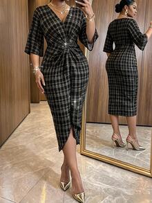 SHEIN Lady فستان أنيق بمقاس كبير بنقشة مربعات مع طيات وفتحة أمامية للعمل والحفلات والمكتب باللون الأسود ملابس مكتب صيفية للنساء فساتين حفلة هالوين للنساء - الأسود - مشاهدة 4