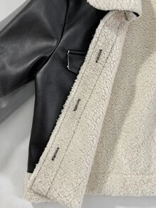 SHEIN Elladie kids YoungGirls 女孩酷炫機車風黑色長袖夾克，光滑PU面料搭配白色羊羔毛領、下擺與袖口，金色飾邊鈕扣，假口袋設計，短版修身，適合校園、日常穿著，秋冬加厚款 - 黑色 - 查看 5