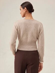 SHEIN Orluneo 女款 V 領交叉領套頭毛衣，燕麥色/卡其色，收腰設計搭配玫瑰造型金屬扣，柔軟百搭上衣，適合辦公室與社交聚會 - 卡其色 - 查看 2