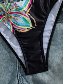 SHEIN Swim 美式辣妹度假風定位印花黑色底彩色蝴蝶印花掛脖式托高比基尼上衣，附蝴蝶結與珠飾細節，後綁帶側綁三角泳褲，夏季度假遊艇旅行攝影小眾吸睛青春旅行拍照打卡休閒度假派對酷帥前衛風 - 黑色 - 查看 9