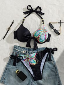 SHEIN Swim 美式辣妹度假風定位印花黑色底彩色蝴蝶印花掛脖式托高比基尼上衣，附蝴蝶結與珠飾細節，後綁帶側綁三角泳褲，夏季度假遊艇旅行攝影小眾吸睛青春旅行拍照打卡休閒度假派對酷帥前衛風 - 黑色 - 查看 5