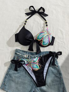 SHEIN Swim 美式辣妹度假風定位印花黑色底彩色蝴蝶印花掛脖式托高比基尼上衣，附蝴蝶結與珠飾細節，後綁帶側綁三角泳褲，夏季度假遊艇旅行攝影小眾吸睛青春旅行拍照打卡休閒度假派對酷帥前衛風 - 黑色 - 查看 7