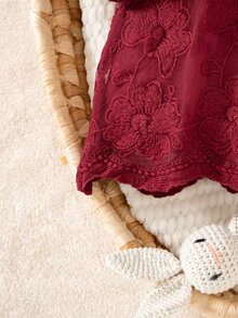 SHEIN 2件組新生女嬰復古花卉刺繡鏤空設計彼得潘領長袖泡泡袖A字洋裝，附配套蕾絲帽子 - 酒紅色 - 查看 9