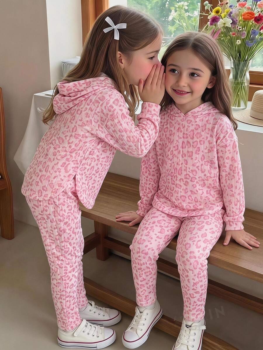 Elladie kids 女童粉色豹紋連帽兩件套,粉色滿版豹紋連帽長袖上衣,弧形下擺開衩設計,搭配豹紋長褲,適合日常上學、戶外拍照、拜訪親友、郊外出遊,春秋穿著,時尚有型 - 粉色 - 查看 1