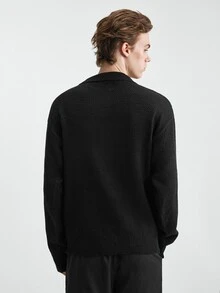 Manfinity CasualKnits 男士黑色秋季休閒基本款商務休閒辦公室純色極簡拉鍊開襟長袖羊絨針織鈕扣 Polo 領毛衣 - 黑色 - 查看 8