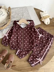 SHEIN Setelan Olahraga Dua Potong untuk Anak Perempuan Warna Cokelat dengan Polkadot Merah Muda. Jaket Berkerudung dengan Resleting Penuh dan Celana Jogger dengan Manset yang Dihiasi Pita dan Busur Merah Muda. - Coffee Brown - View 4