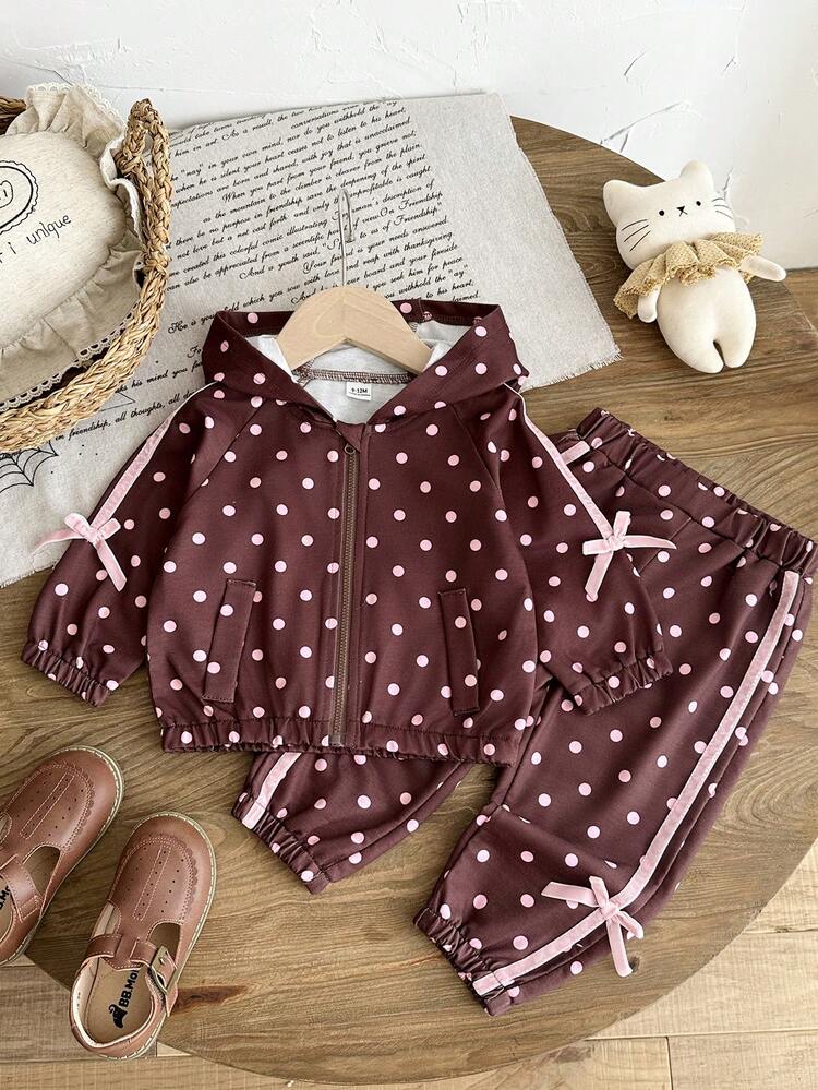 SHEIN Setelan Olahraga Dua Potong untuk Anak Perempuan Warna Cokelat dengan Polkadot Merah Muda. Jaket Berkerudung dengan Resleting Penuh dan Celana Jogger dengan Manset yang Dihiasi Pita dan Busur Merah Muda. - Coffee Brown - View 3