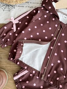 SHEIN Setelan Olahraga Dua Potong untuk Anak Perempuan Warna Cokelat dengan Polkadot Merah Muda. Jaket Berkerudung dengan Resleting Penuh dan Celana Jogger dengan Manset yang Dihiasi Pita dan Busur Merah Muda. - Coffee Brown - View 8