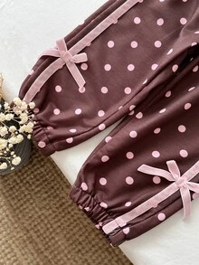 SHEIN Setelan Olahraga Dua Potong untuk Anak Perempuan Warna Cokelat dengan Polkadot Merah Muda. Jaket Berkerudung dengan Resleting Penuh dan Celana Jogger dengan Manset yang Dihiasi Pita dan Busur Merah Muda. - Coffee Brown - View 9