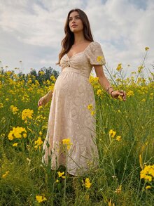 Boho Mama 孕妇夏季度假风提花网纱刺绣心形领泡泡袖扭结前片荷叶边下摆连衣裙 - 卡其色 - 查看 2