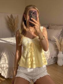 CovetEZ Tank Top Wanita Serbaguna dengan Tali Ikat Berbahan Renda Prancis untuk Kencan, Makan Siang, Liburan, Motif Bunga Putih, Musim Panas, Gaya Cottagecore, dan Romantis. - Kuning - View 9