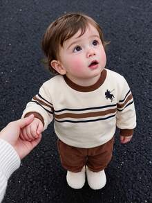 Souflis Souflis 2件組幼兒男孩衛衣長褲套裝 英倫風 米色棕色條紋刺繡 燈芯絨羅紋 長袖圓領 常規版 秋季派對毛衣連身褲 - 棕色 - 查看 1