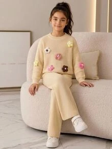 SHEIN Tween女孩2件組毛衣套裝，秋冬休閒優雅寬鬆落肩長袖3D花卉裝飾套頭毛衣搭配同款寬腿直筒褲，女童毛衣套裝，兒童毛衣套裝，時尚街頭通勤，杏色、奶油白 - 杏色 - 查看 4