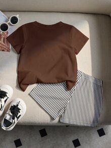 SHEIN Playful Pals 2件組舒適男嬰休閒時尚字母印花圓領短袖T恤搭配條紋短褲休閒套裝，男嬰夏季套裝，夏季戶外運動，韓系風格，返校季舒適易穿男童T恤男童短褲新式設計夏季度假氛圍返校戶外活動 - 彩色 - 查看 2