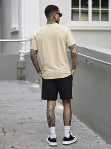Devon Thys 男士简约Logo字母印花休闲短袖圆领套装，卡其色T恤和短裤套装 - 彩色 - 查看 2