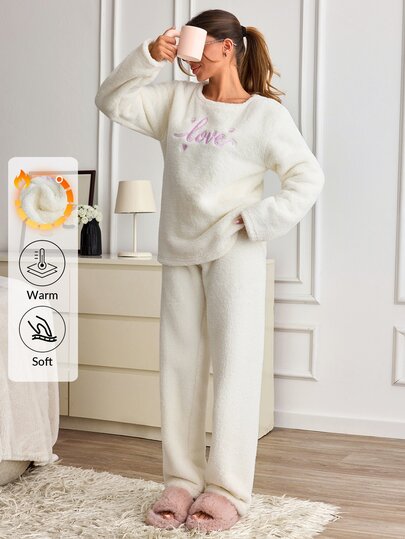 SHEIN Cottnline Conjunto de pijama acogedor para mujer con top de manga larga de felpa rosa con bordado LOVE & pantalones con estampado de huellas de pata