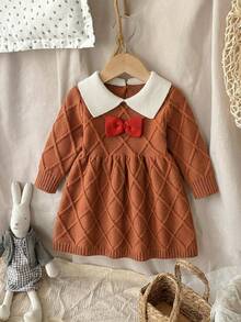 SHEIN Playful Pals 嬰兒/幼兒(女童)棕色菱格紋華夫格針織毛衣洋裝，配紅色復古蝴蝶結領，大傘裙，公主風，優雅可愛，淑女俏皮，保暖柔軟舒適，適合外出、上學、度假、新年、節日，秋冬穿著 - 棕色 - 查看 3