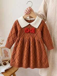 SHEIN Playful Pals 嬰兒/幼兒(女童)棕色菱格紋華夫格針織毛衣洋裝，配紅色復古蝴蝶結領，大傘裙，公主風，優雅可愛，淑女俏皮，保暖柔軟舒適，適合外出、上學、度假、新年、節日，秋冬穿著 - 棕色 - 查看 2