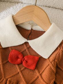 SHEIN Playful Pals 嬰兒/幼兒(女童)棕色菱格紋華夫格針織毛衣洋裝，配紅色復古蝴蝶結領，大傘裙，公主風，優雅可愛，淑女俏皮，保暖柔軟舒適，適合外出、上學、度假、新年、節日，秋冬穿著 - 棕色 - 查看 7