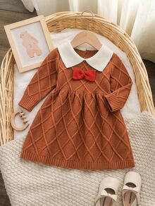 SHEIN Playful Pals 嬰兒/幼兒(女童)棕色菱格紋華夫格針織毛衣洋裝，配紅色復古蝴蝶結領，大傘裙，公主風，優雅可愛，淑女俏皮，保暖柔軟舒適，適合外出、上學、度假、新年、節日，秋冬穿著 - 棕色 - 查看 10