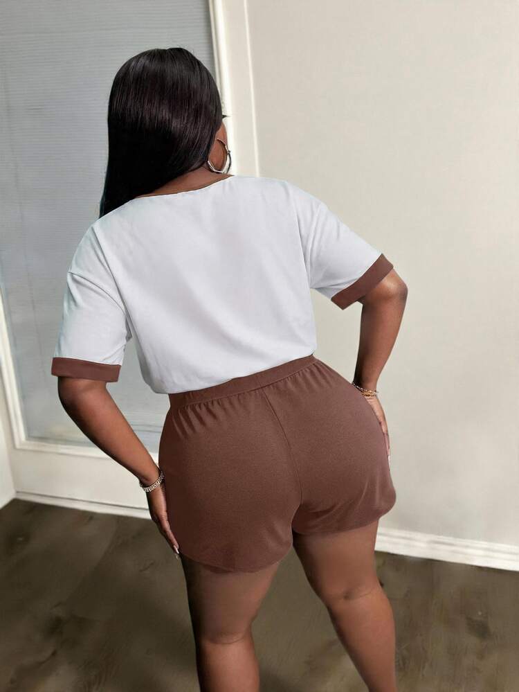 Slaydiva 2-delat set med kortärmad topp med dragsko och färgblock samt shorts med riddarmönster, plus size - Brun - Visa 2