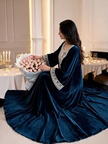 Al Najma 大尺碼女款藍色針織天鵝絨長袖刺繡領花卉拼接銀色刺繡蕾絲A字裙優雅浪漫洋裝 - 綠色 - 查看 8