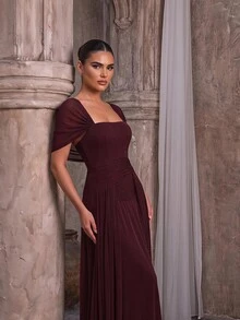 Aureia Gaun Malam Formal A-Line Elegan dan Glamor Berwarna Burgundy dengan Jaring dan Benang Perak ala Korea, Leher Persegi, Lengan Pendek, Pinggang Berkerut, dan Rumbai. - Burgundy - View 2