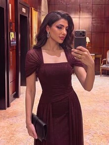 Aureia Gaun Malam Formal A-Line Elegan dan Glamor Berwarna Burgundy dengan Jaring dan Benang Perak ala Korea, Leher Persegi, Lengan Pendek, Pinggang Berkerut, dan Rumbai. - Burgundy - View 4