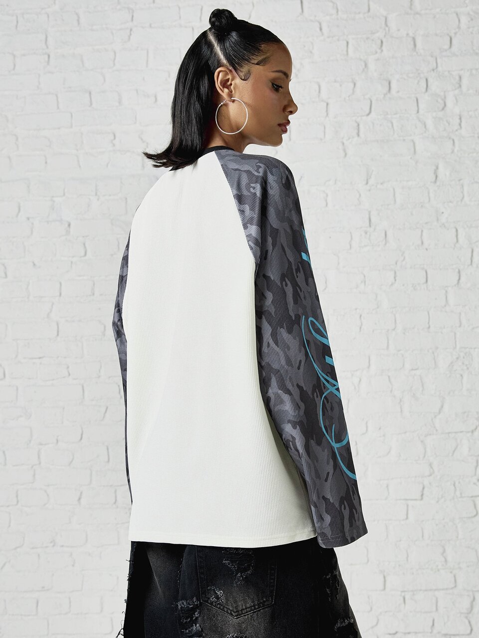 SUMWON WOMEN Top Oversized de Manga Longa Raglan com Estampa Gráfica "Atlanta The City", Mangas Contrastantes em Camuflagem e Corpo Canelado