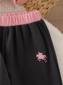 SHEIN Playful Pals 2件組幼童女童波羅上衣＋寬腿長褲，可愛學院風灰色粉色馬匹刺繡，長袖波羅領，休閒度假秋季慢跑舒適運動套裝 - 彩色 - 查看 6