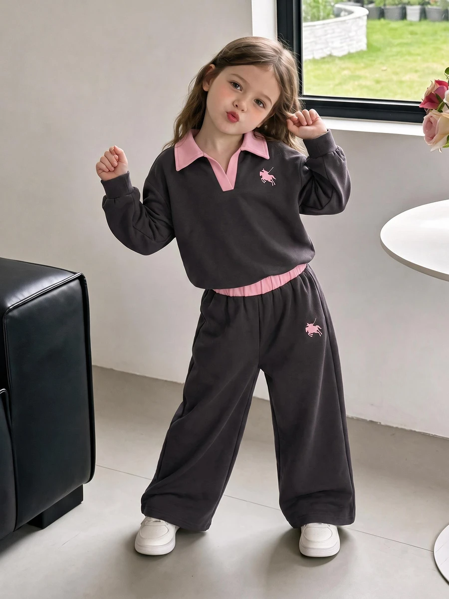 SHEIN Playful Pals 2件組幼童女童波羅上衣＋寬腿長褲，可愛學院風灰色粉色馬匹刺繡，長袖波羅領，休閒度假秋季慢跑舒適運動套裝 - 彩色 - 查看 1