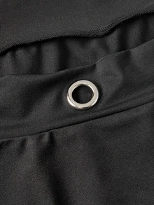 ROMWE Grunge Punk Kaos Lengan Panjang Wanita Ukuran Besar Gaya Y2K Model Bahu Terbuka dengan Hem Asimetris dan Dekorasi Logam - Hitam - View 4