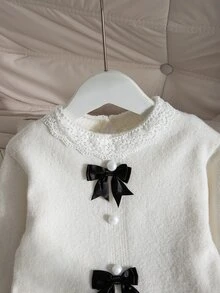 SHEIN Playful Pals 女童白色針織洋裝，蕾絲飾領、對比色蝴蝶結珍珠鈕扣泡泡長袖毛衣裙，甜美公主風直筒裙，超可愛，適合外出、聚會、返校穿著 - 白色 - 查看 4