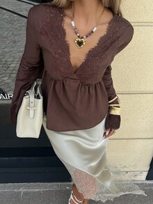 Siren Gaze Blus Katun 100% Musim Gugur/Musim Dingin, Kerah V, Cokelat Kopi, Cokelat Tua, Kerah V dengan Detail Renda Kontras, Minimalis, Cocok untuk Komuter, Potongan Ramping dan Memperindah Pinggang, Pakaian untuk Aktivitas Awal. - Coklat - View 4