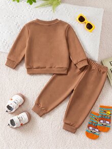 Nick 90s | SHEIN 男嬰 Chuckie 卡通印花 Nick 2 件套，圓領長袖運動衫搭配彈性腰棕色慢跑褲，休閒日常春秋冬套裝 - 棕色 - 查看 2
