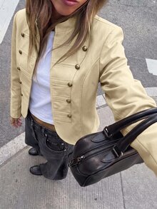 Aloruh 女款純色鉚釘裝飾拿破崙風鈕扣開襟不對稱下擺時尚長袖夾克 - 卡其色 - 查看 4