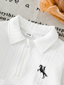 SHEIN Playful Pals 男嬰幼兒 2 件套休閒服飾，馬匹刺繡紋理半拉鍊 Polo 長袖上衣與黑色收口長褲，春秋套裝 3M-3 - 黑與白 - 查看 5