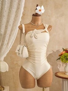 SHEIN Swim 女款新款素色杏色不對稱領口極簡日常連身泳衣，夏季風格，珍珠針織3D花卉設計，簡約優雅連身泳衣，適合海灘度假、日常拍照、遊艇、派對必備泳裝 - 米色 - 查看 9