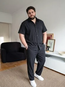OlaMetro Plus size herrset med enkelknäppt kortärmad skjorta och byxor med dragsko i midjan och fickor - Svart - Visa 4
