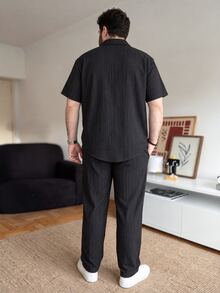 OlaMetro Plus size herrset med enkelknäppt kortärmad skjorta och byxor med dragsko i midjan och fickor - Svart - Visa 2