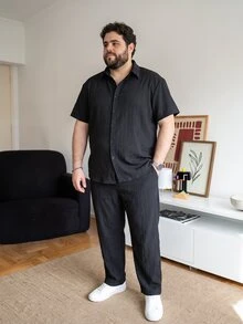 OlaMetro Plus size herrset med enkelknäppt kortärmad skjorta och byxor med dragsko i midjan och fickor - Svart - Visa 1