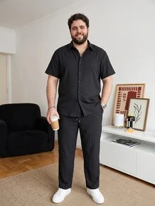 OlaMetro Plus size herrset med enkelknäppt kortärmad skjorta och byxor med dragsko i midjan och fickor - Svart - Visa 3